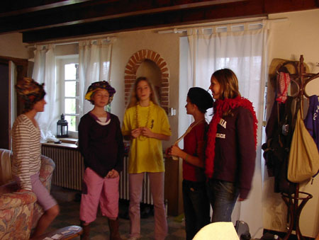 Theatergruppe vor dem Auftritt